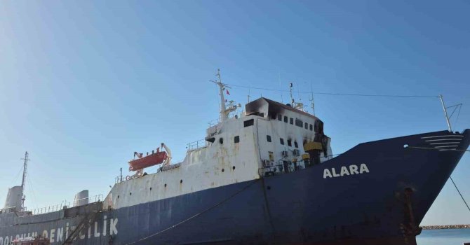 Limana bağlı yük gemisinde çıkan yangın söndürüldü