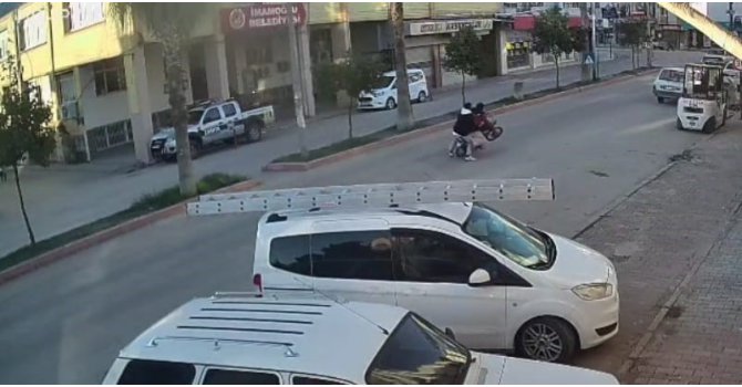 Önünü kaldırdığı motosikletle otomobile çarptı: 2 yaralı