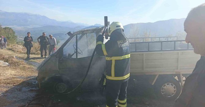 Burdur’da yanan kamyonet kullanılmaz hale geldi