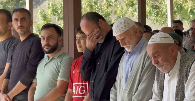 Hatay’da ölü bulunan iki arkadaş gözyaşları içinde toprağa verildi