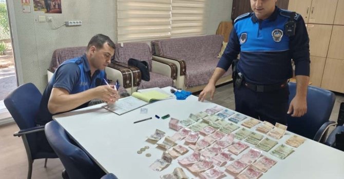 Dilencilik yapan kadın yarım saatte bin 32 lira topladı