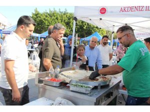 Mersin’de dönerden tantuniye hayır çarşısı yoğun ilgi gördü