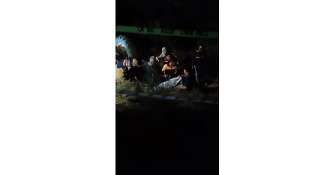 Devrilen traktörün altında kalan sürücü can verdi