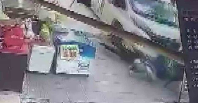 Minibüs kaldırıma çıkıp yayalara çarptı: 2 yaralı