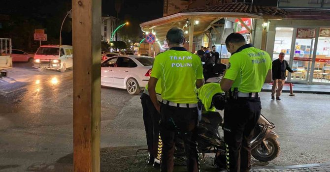 Antalya’da devrilen motosikletin sürücüsü ağır yaralandı: Kaza anı kamerada