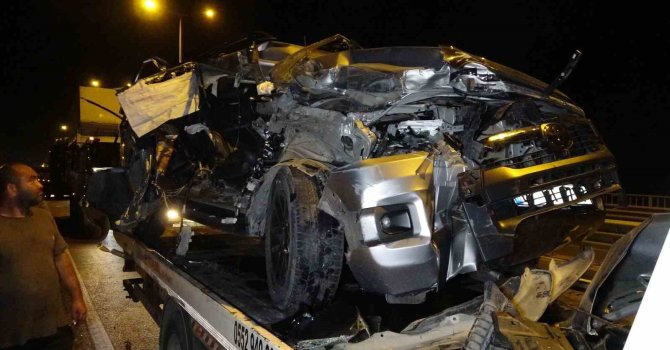 Antalya’da kamyonla çarpışan pikap hurdaya döndü: 1 yaralı