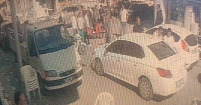 Motosikletli, önüne çıkan motosiklete çarpmamak isterken yola savruldu