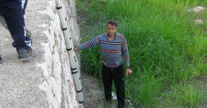 Alkolün etkisiyle su kanalına düştü, köpeğinin havlamasıyla fark edilerek kurtarıldı