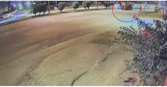 Su tankerine çarpan kamyonetin sürücüsünün öldüğü kaza anı kamerada