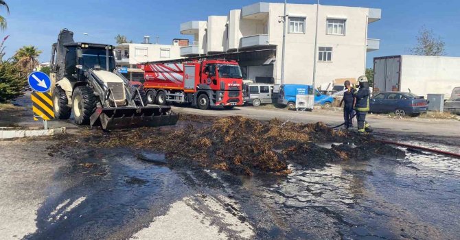 Antalya’da seyir halindeki traktörde saman balyaları alev alev yandı