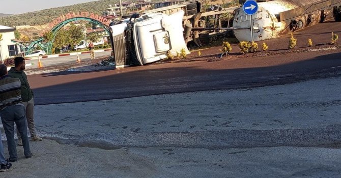 Altınözü’nde zeytin posası yüklü tanker devrildi