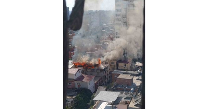 Adana’da 3 katlı ev yanarak kullanılamaz hale geldi