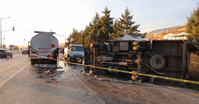 Yakıt tankerine çarpan kamyonetin sürücüsü hayatını kaybetti