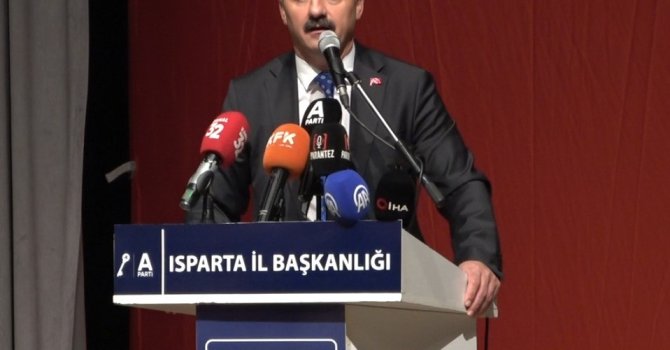 Anahtar Parti Genel Başkanı Ağıralioğlu, kürsüde konuşurken depreme yakalandı