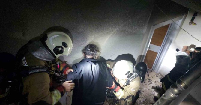Alevlerin yükseldiği binada dumandan etkilenen vatandaşları itfaiye kurtardı