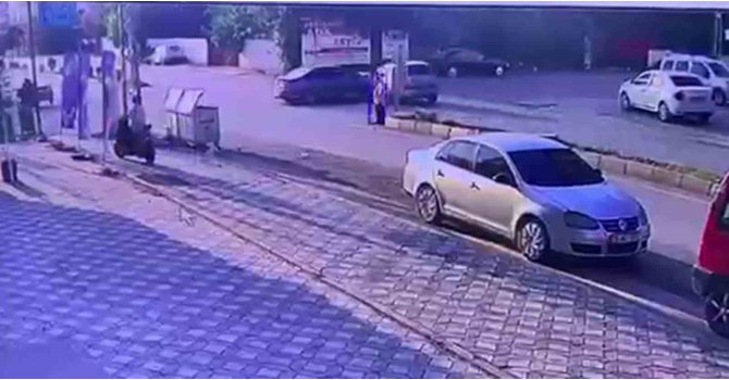 Otomobillerin kafa kafaya çarpıştığı kazada 2 kişi yaralandı, o anlar kamerada