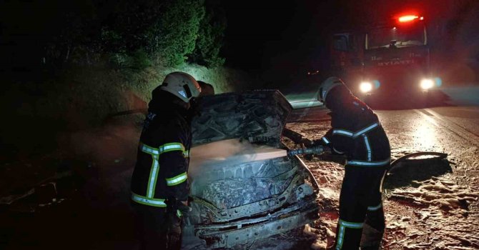 Burdur’da seyir halindeyken yanan otomobil kullanılmaz hale geldi