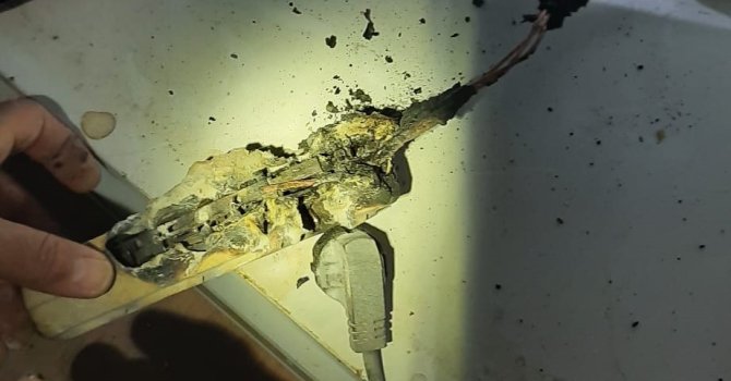 Burdur’da prize takılan uzatma kablosu yangına sebep oldu