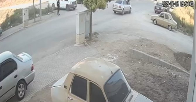 Okul servisinden indikten sonra otomobilin çarptığı lise öğrencisi ağır yaralandı