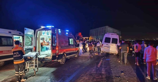Hatay’da yolcu minibüsü traktöre çarptı: 15 yaralı