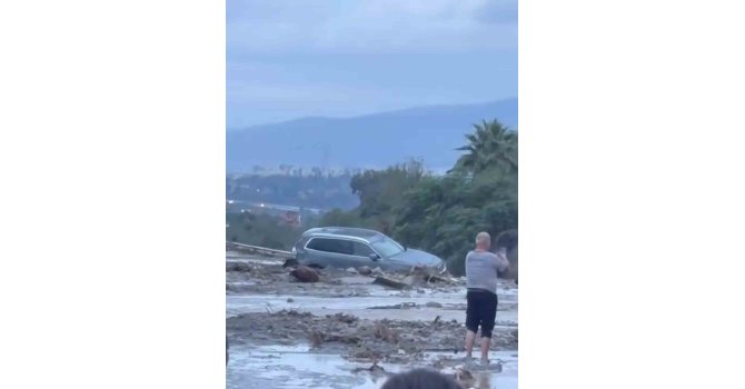Hatay’da heyelanın kapattığı otoyolda ulaşım durdu