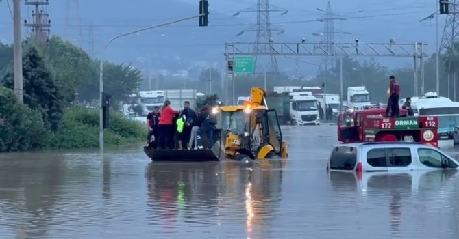 Hatay’da denizde hortum çıktı, karada etkili olan yağış sele neden oldu
