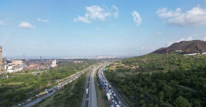 Heyelanın kapattığı yolda kilometrelerce araç kuyruğu oluştu