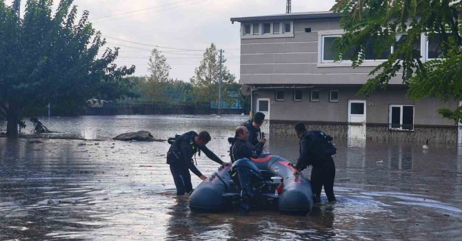 Sağanak yağışla evlerinde mahsur kalan vatandaşlar botla kurtarıldı