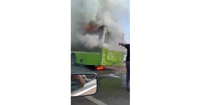 Adana’da belediye otobüsü alev alev yandı