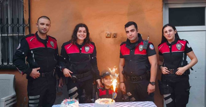 Polis sirenleri bu kez özel gereksinimli çocuğa sürpriz için çaldı