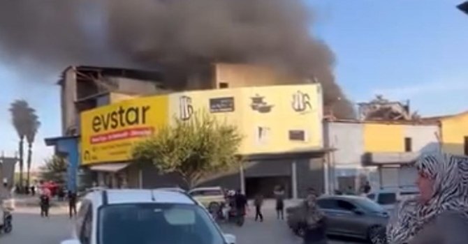 Tekstil malzemesi satan iş yerinde çıkan yangın söndürüldü