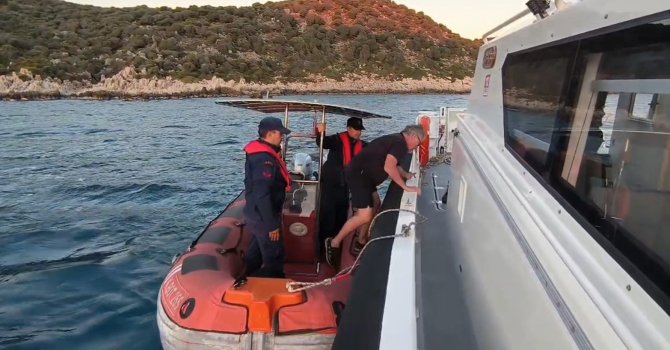 Antalya’da kayalıklarda mahsur kalan Alman turisti Sahil Güvenlik ekipleri kurtardı