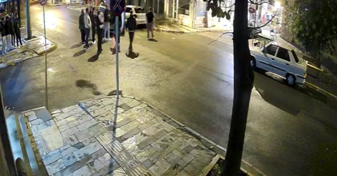 Devrilen araçtaki 8 aylık bebek camdan, baba ise aracın bagajından çıkartılarak kurtarıldı