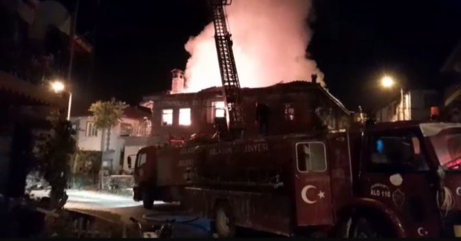 Burdur’da 2 katlı evde yangın