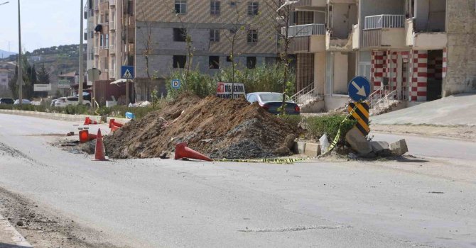 Toprak yığınına çarpan motosikletli metrelerce sürüklendi, o anlar kamerada