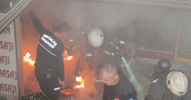 İş hanının bodrum katında çıkan yangın korkuttu