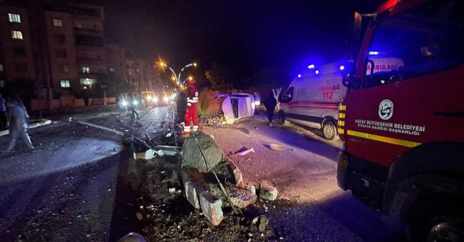 Dörtyol’da aydınlatma direğine çarpan otomobilin sürücüsü yaralandı