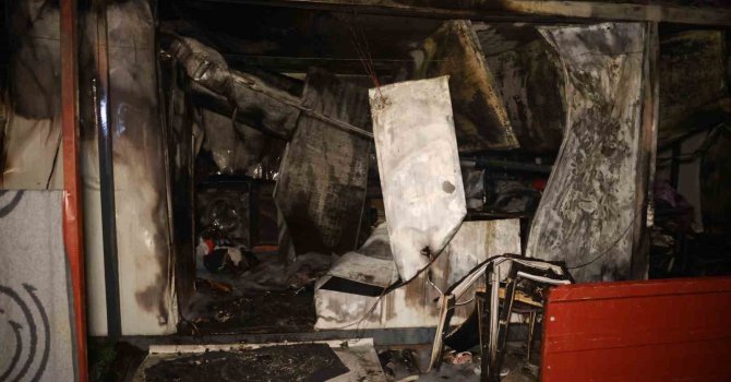 Depremzede ailenin yaşadığı konteyner alevlere teslim oldu: Anne ve 2 evladı dumandan etkilendi