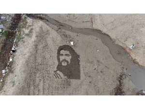 Barış Manço’nun resmini tırmıkla Alanya sahillerine işledi