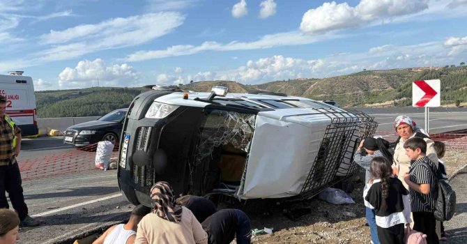 Osmaniye’de yolcu minibüsü şarampole devrildi: 13 Yaralı
