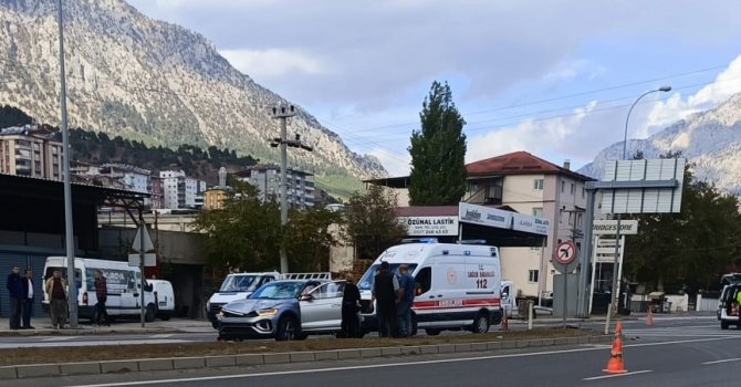 Kaza anı kamerada: Otomobille çarpışan motosikletin sürücüsü ağır yaralandı