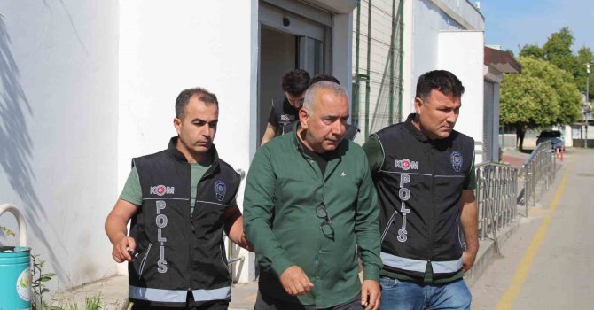 İddianameye göre Başkan Tekin kocasını "çantacısı" yapmış