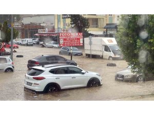 Antalya’da sağanak yolları göle döndürdü, araçlar mahsur kaldı