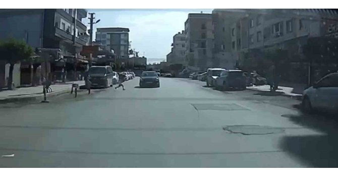 Yola fırlayan çocuğa çarpmamak isterken karşı yönden gelen otomobille kafa kafaya çarpıştı