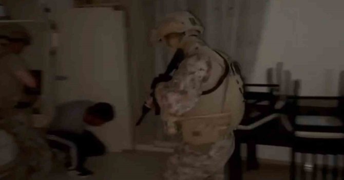 Duvarla örülen gizli bölmedeki dolaptan aranması bulunan 2 şahıs çıktı