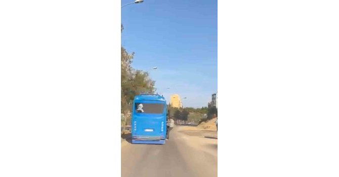 Adana’da tehlikeli anlar: Otobüsten sarkarak yolculuk yaptılar