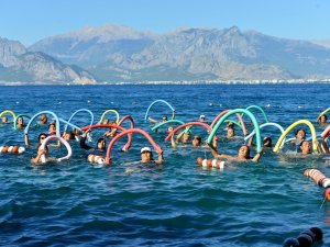 Mavi bayraklı plajda su cimnastiği