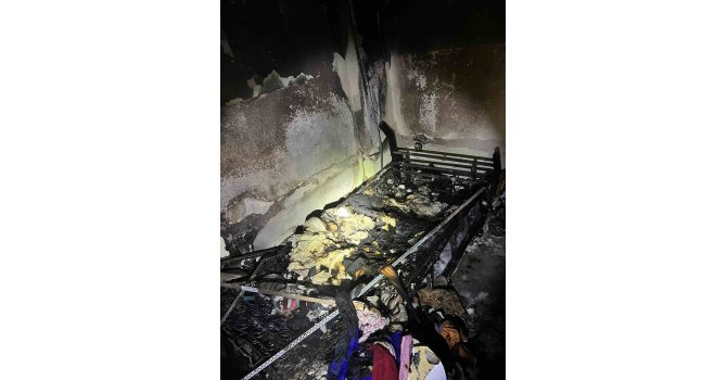 Dairede çıkan yangında bir oda kullanılamaz hale geldi