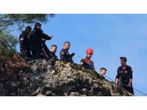 Sarp kayalıklarda mahsur kalan keçi kurtarıldı