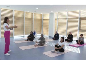 Mersin’de meme kanseri farkındalık etkinliğinde kadınlar yoga yaptı